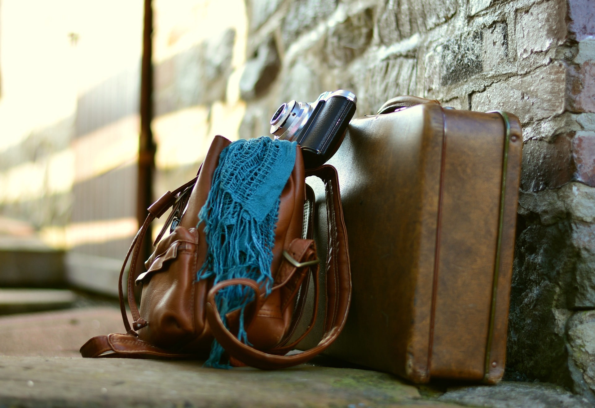 Traveler storing suitcase at Saturno Store Cádiz before exploring the city