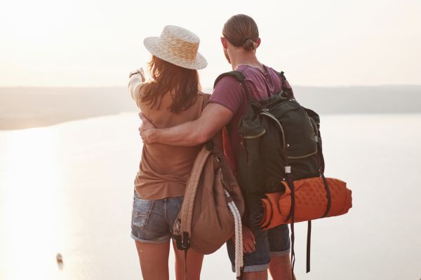 Happy backpacker enjoying Sevilla luggage-free, using luggage storage and shower services at Saturno Store.