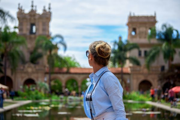 Two tourists exploring Sevilla city center without luggage on a sunny summer day