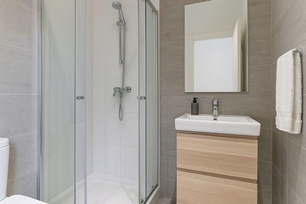 Modern bathroom in Sevilla ideal for a quick freshen-up before dinner or flight.