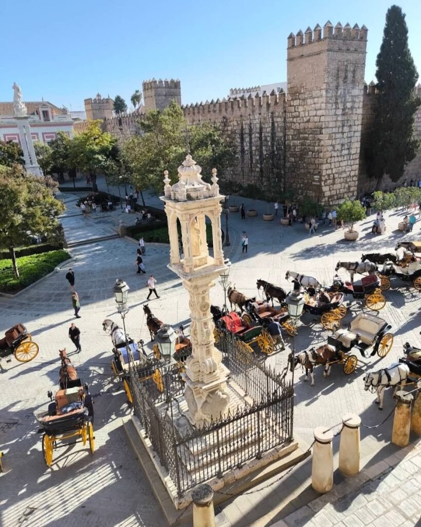 Real Alcázar junto a consigna de maletas Sevilla.